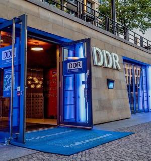 eine offene Tür eines Dror-Ladens auf einer Straße