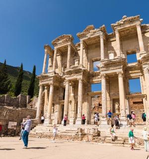 一群人在建筑物前行走