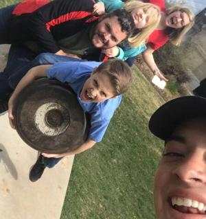 eine Gruppe von Menschen steht um einen Hydranten herum