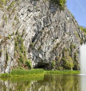 bir su kütlesinin ortasındaki şelale