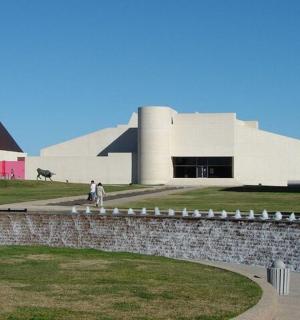 dva lidé jdoucí před budovou