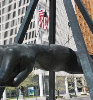 eine Statue einer schwarzen Katze auf einer Stadtstraße