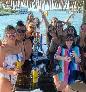 skupina žen pózujících pro fotografii na lodi