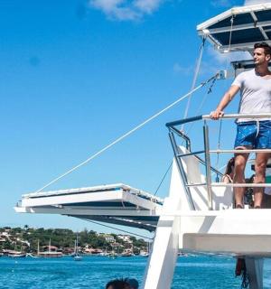 一名男子和一名女子站在船上