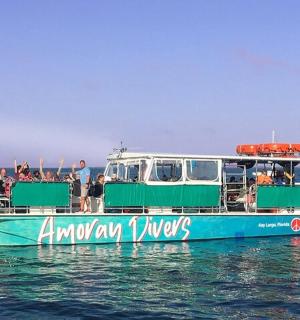 一群人在水中的船上