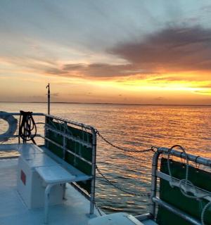 夕阳下的大海中的一艘船