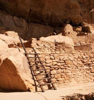 eine Leiter an der Seite einer Steinmauer