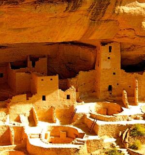 starověké ruiny budovy na útesu