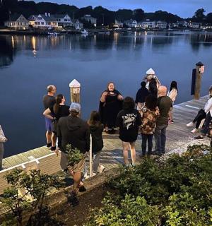 一群人站在湖边的码头上