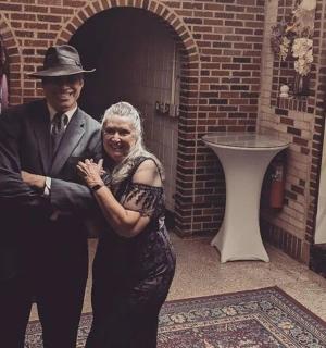 muž a žena pózují pro fotografii