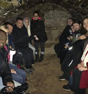 一群人坐在山洞里