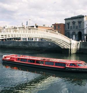 桥下水中的一艘红船