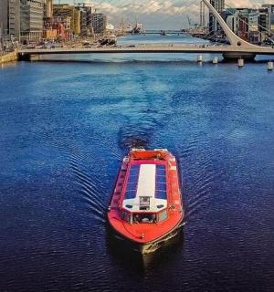 一条河上有一座桥,河上有一艘红白相间的船