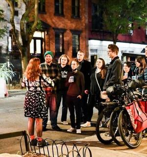 一群人与他们的自行车合影