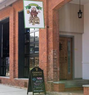 前面有标志的建筑物