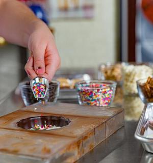 člověk dává posypky do dřevěné krabice