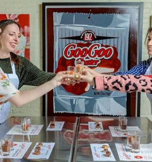 skupina žen stojící kolem stolu s nápoji