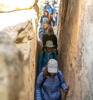 skupina lidí jdoucích po úzké cestě