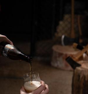 eine Person, die ein Getränk in ein Weinglas gießt