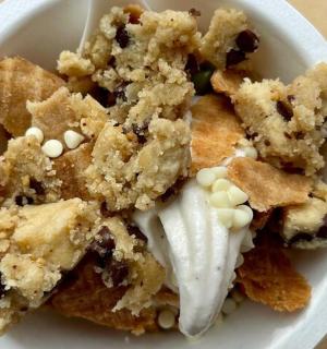 talíř jídla s mušlí a borůvkami