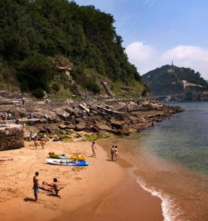 grupp inimesi rannas vee lähedal