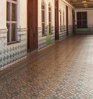 建筑物的空走廊，地板上铺着瓷砖