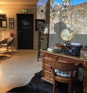 pokój z biurkiem i pokój z krzesłami