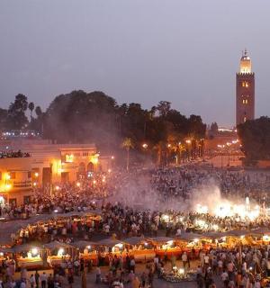 夜晚,一群人站在市场周围