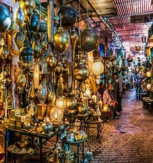 trh plný spousty hodin a dalších předmětů