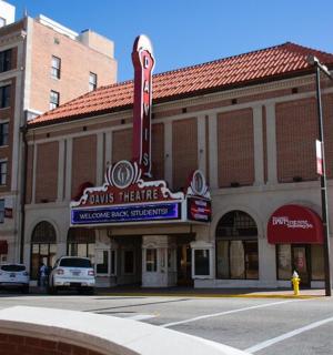 budova s cedulí na straně ulice