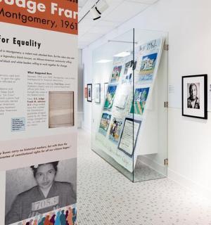 博物馆里的展览，墙上贴着海报