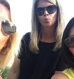 tři ženy stojící vedle sebe se slunečními brýlemi