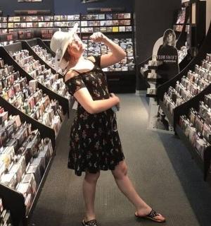 žena stojí v uličce obchodu