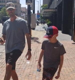 一名男子和一个小男孩走在街上