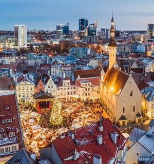 Útsýni yfir borg að nóttu til með jólaseríum