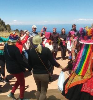 skupina lidí pózujících pro fotografii