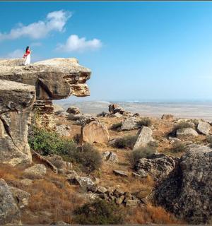 站在大石头顶上的人