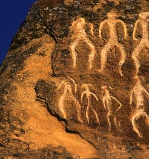 一块画有鸟的岩石