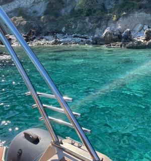 žebřík na přídi lodi ve vodě