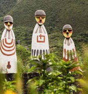 三个站在田野里的人物雕像