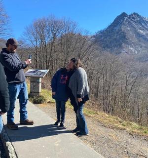 skupina lidí stojících na kraji silnice