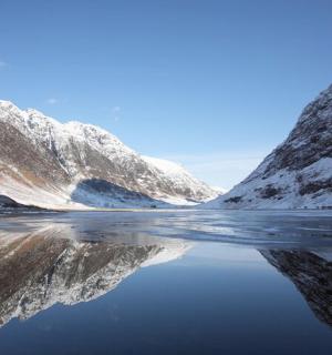 两座白雪皑皑的山脉之间的一片水域
