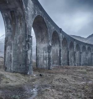 山中间的一座大桥