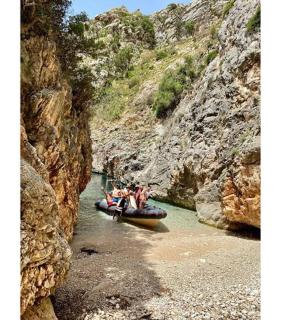 강에 있는 뗏목에 탄 사람들의 무리