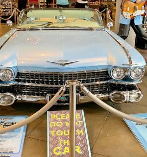 staré auto vystavené v muzeu