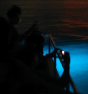 una persona tomando una fotografía en la oscuridad con una cámara