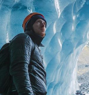 一名男子站在冰洞内