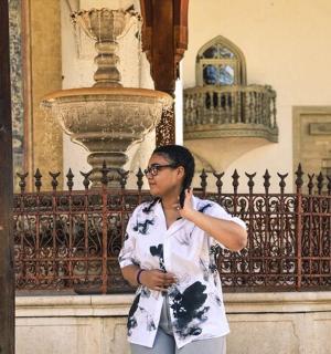 muž stojící před budovou