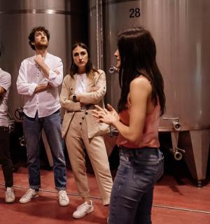 en gruppe mennesker, der står i et rum