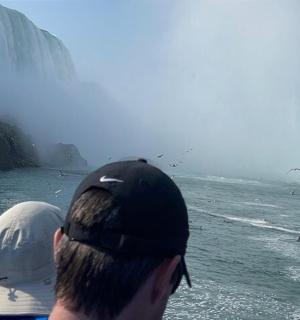 两个人在船上看瀑布